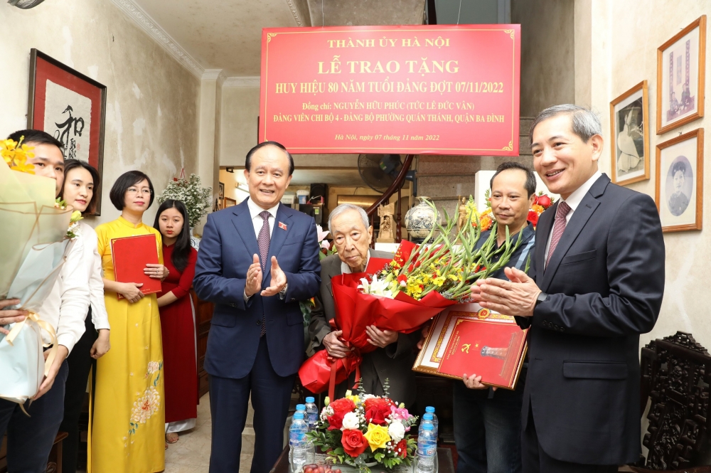 Chủ tịch Hội đồng nhân dân Thành phố Nguyễn Ngọc Tuấn trao Huy hiệu Đảng tại quận Ba Đình