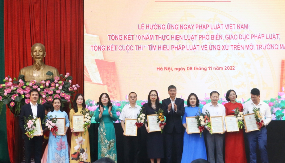 Hà Nội trao giải cuộc thi "Tìm hiểu pháp luật về ứng xử trên môi trường mạng"