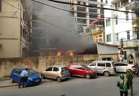Nhanh chóng dập tắt đám cháy trong khuôn viên Sở Văn hóa và Thể thao Hà Nội