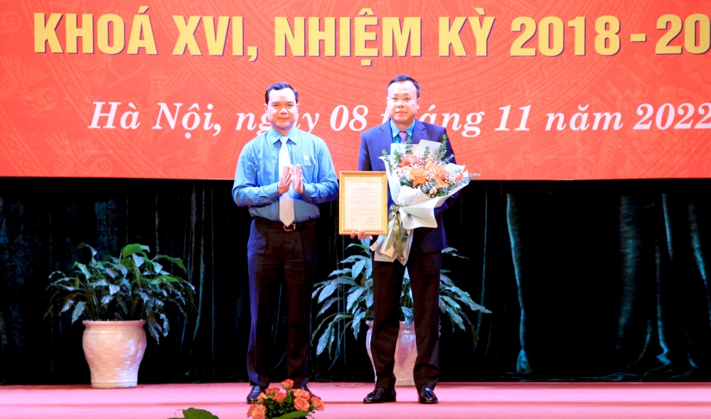 Công bố và trao Quyết định Chủ tịch Liên đoàn Lao động thành phố Hà Nội cho đồng chí Phạm Quang Thanh