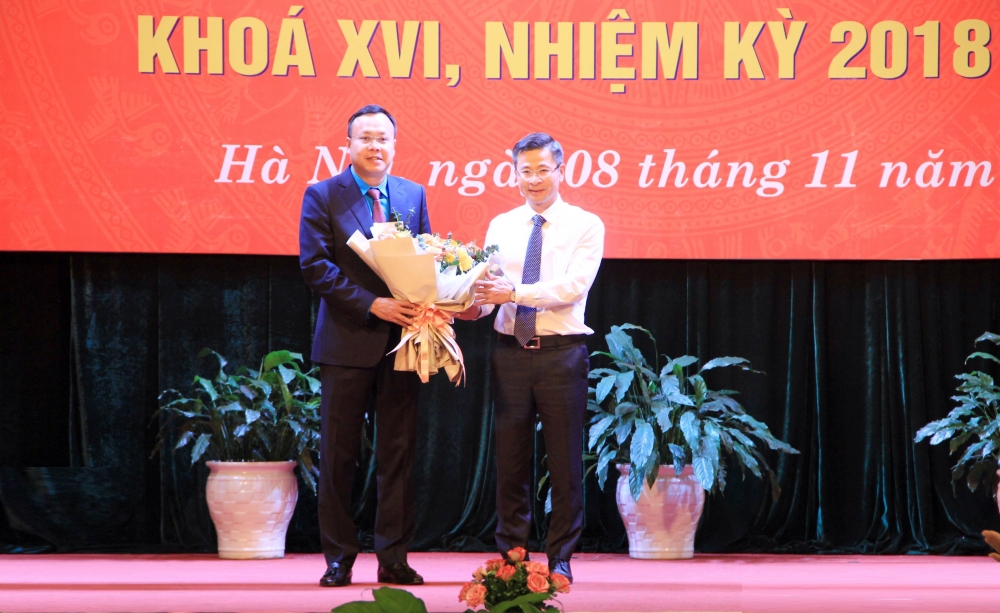 Trao Quyết định Chủ tịch Liên đoàn Lao động thành phố Hà Nội cho đồng chí Phạm Quang Thanh