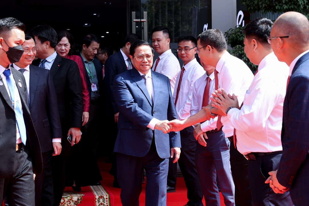Thủ tướng Phạm Minh Chính thăm và làm việc với công ty thành viên của Viettel tại Campuchia