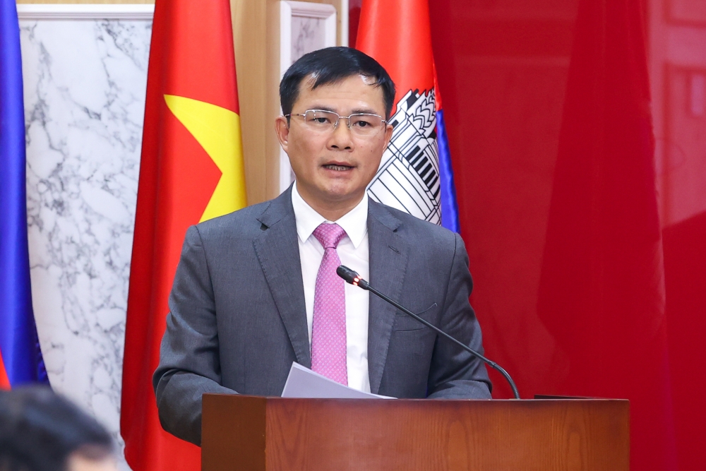 Thủ tướng Phạm Minh Chính thăm và làm việc với công ty thành viên của Viettel tại Campuchia