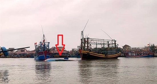 Quảng Bình: Hỗ trợ trục vớt tàu cá bị chìm trên sông Roòn