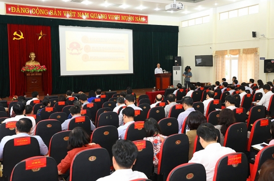 Chủ tịch HĐND Thành phố Nguyễn Ngọc Tuấn giảng bài tại lớp bồi dưỡng cán bộ quy hoạch nguồn nhiệm kỳ 2025 - 2030