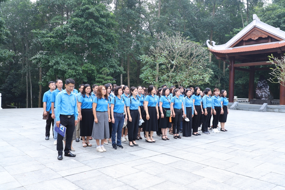 Báo công dâng Bác nhân kỷ niệm 40 năm Ngày Nhà giáo Việt Nam