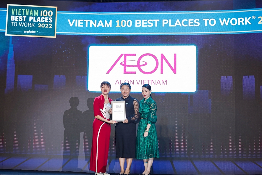Bà Trần Thị Tuyết Trinh (đứng giữa) – Trưởng phòng Nhân sự AEON Việt Nam – nhận giải tại lễ vinh danh Top 100 Nơi làm việc tốt nhất Việt Nam 2022