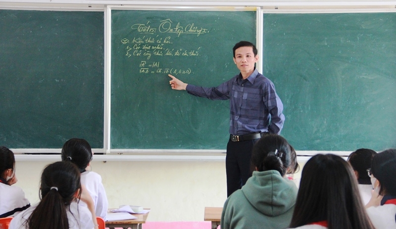 Tấm gương sáng của thầy giáo xứ Nghệ 20 năm gắn bó với sự nghiệp trồng người
