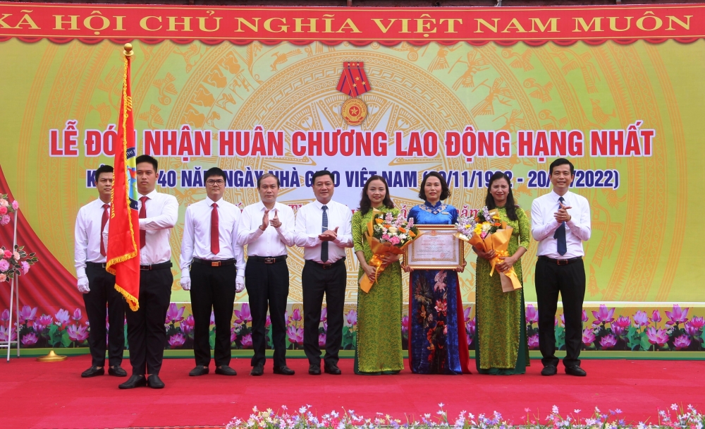 Hà Tĩnh: Trường Tiểu học thị trấn Đức Thọ đón nhận Huân chương Lao động hạng Nhất