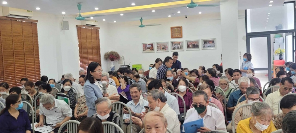 Người cao tuổi quận Thanh Xuân ứng dụng kỹ thuật số trong chăm sóc sức khỏe tại gia đình