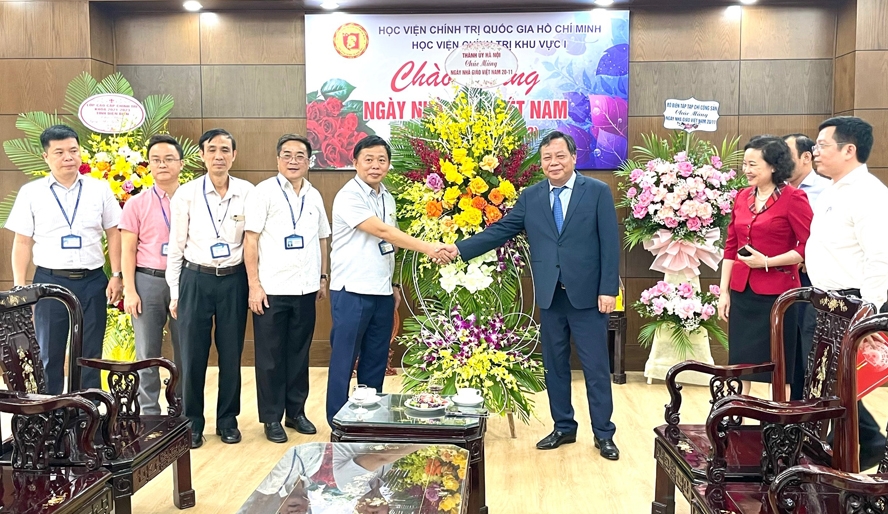 Lãnh đạo Thành ủy Hà Nội thăm, chúc mừng hai cơ sở đào tạo cán bộ