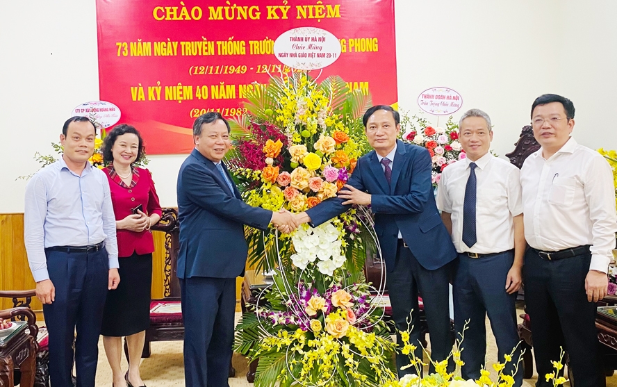 Lãnh đạo Thành ủy Hà Nội thăm, chúc mừng hai cơ sở đào tạo cán bộ