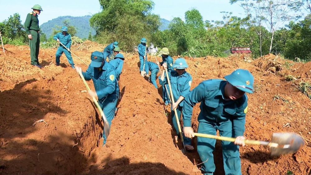 Bộ chỉ huy quân sự tỉnh Thanh Hóa đang tiến hành quy tập 8 mộ hài cốt tại vườn một nhà dân