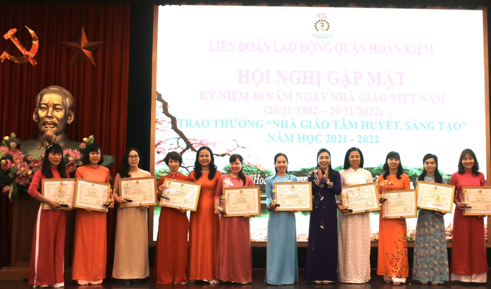 LĐLĐ quận Hoàn Kiếm gặp mặt và  trao thưởng Nhà giáo tâm huyết, sáng tạo, năm học 2021 - 2022