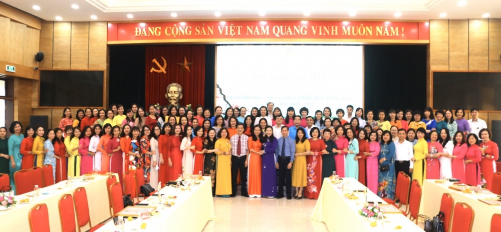 LĐLĐ quận Hoàn Kiếm gặp mặt và trao thưởng Nhà giáo tâm huyết, sáng tạo, năm học 2021 - 2022