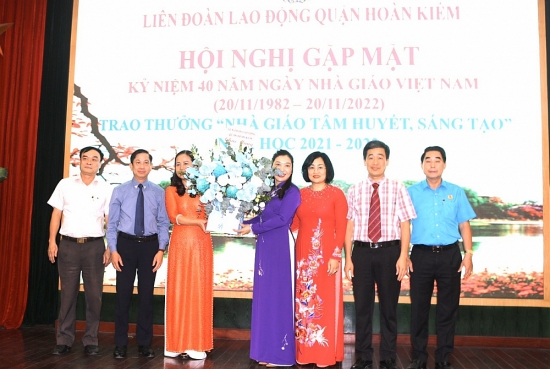 LĐLĐ quận Hoàn Kiếm gặp mặt và  trao thưởng "Nhà giáo tâm huyết, sáng tạo" năm học 2021 - 2022