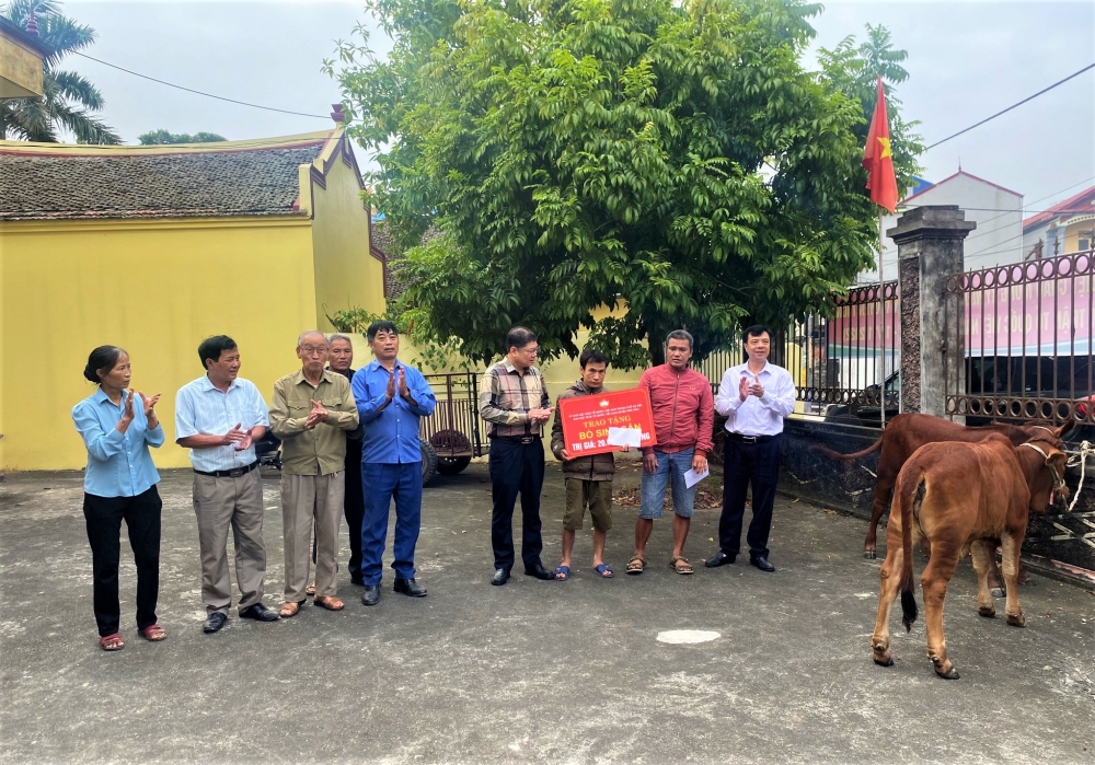 Huyện Ứng Hòa trao tặng nhà Đại đoàn kết và bò sinh sản cho người dân