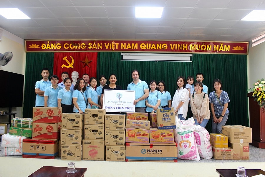 Công ty TNHH Hoàng Viên - Quảng Bá thăm và tặng quà tại Trung tâm nuôi dưỡng trẻ em tàn tật Hà Nội