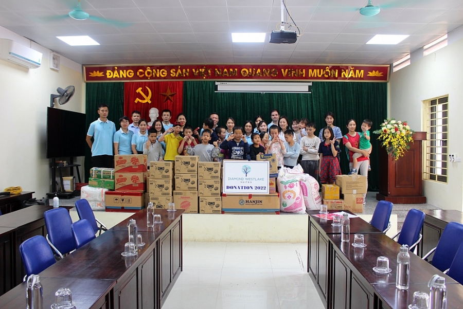 Công ty TNHH Hoàng Viên - Quảng Bá thăm và tặng quà tại Trung tâm nuôi dưỡng trẻ em tàn tật Hà Nội