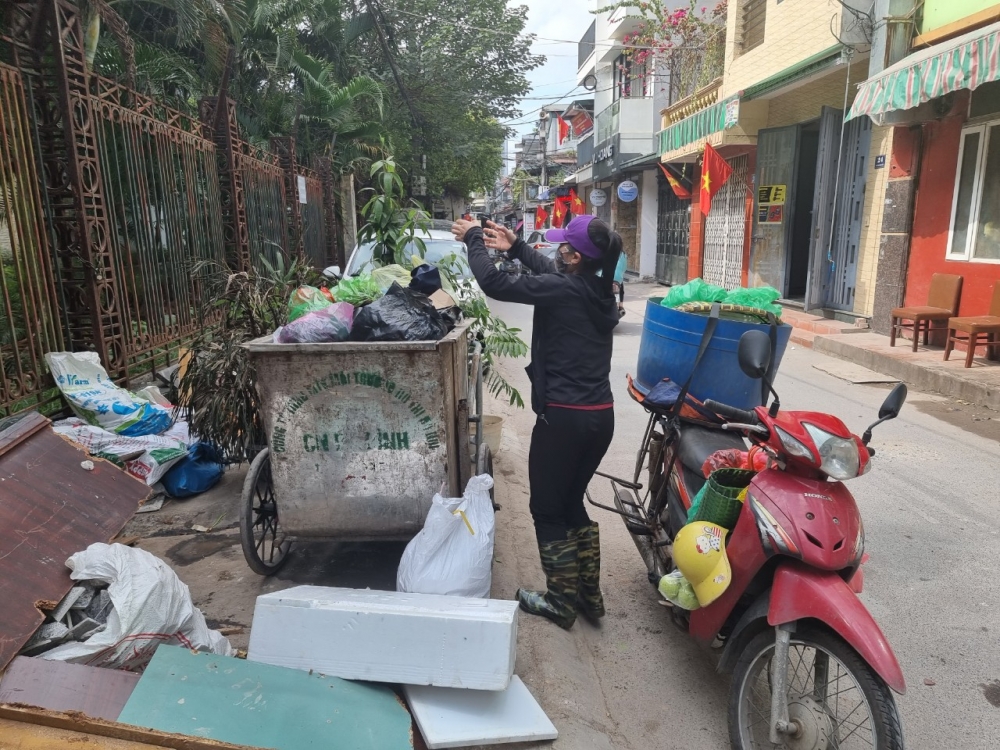 Phường Ngọc Khánh: Cả khu dân cư chịu ô nhiễm vì xe gom rác lưu động đặt không đúng quy định