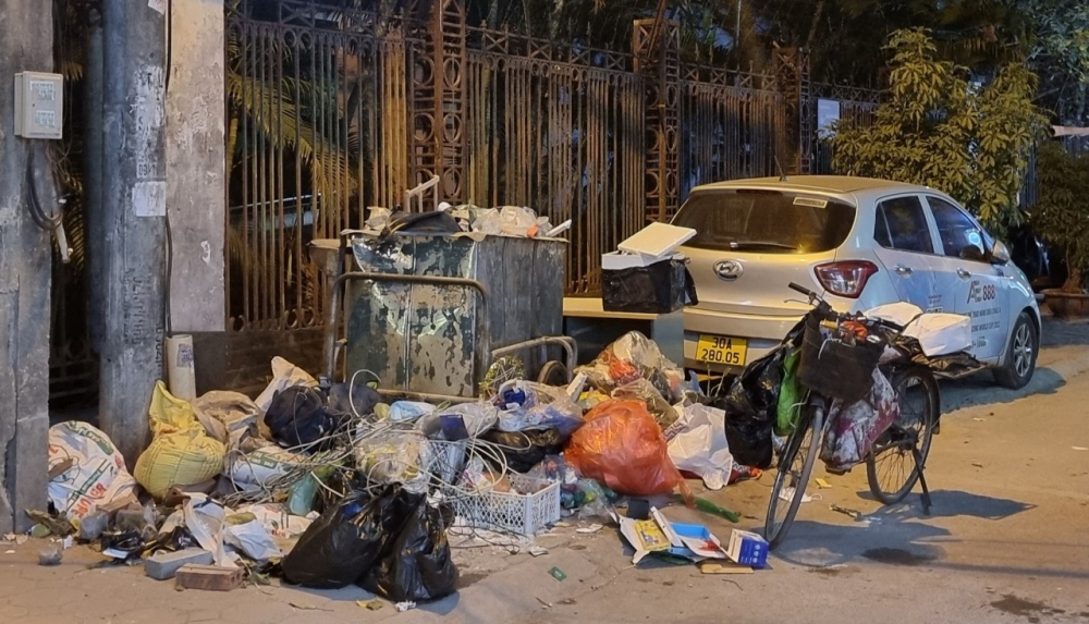 Phường Ngọc Khánh: Cả khu dân cư chịu ô nhiễm vì xe gom rác lưu động đặt không đúng quy định