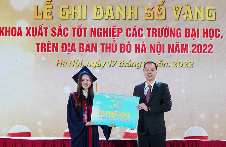 Hà Nội: Ghi danh sổ vàng 98 thủ khoa xuất sắc