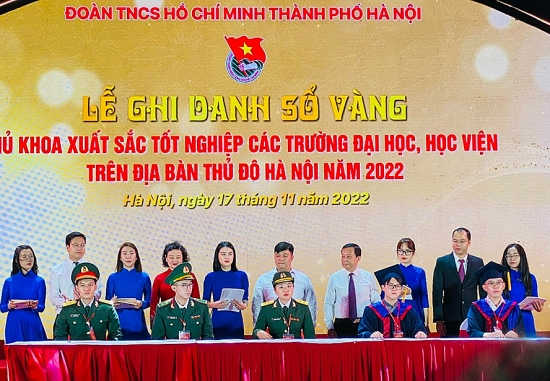 Hà Nội: 98 thủ khoa xuất sắc ghi danh sổ vàng