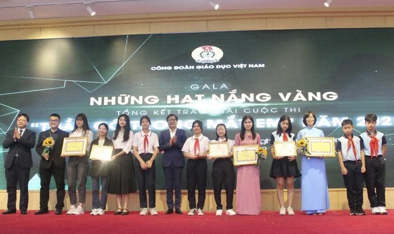Nhiều hoạt động khác cũng được Bộ Giáo dục và Đào tạo phối hợp với Công đoàn Giáo dục Việt Nam, các địa phương tổ chức nhân dịp Kỷ niệm 40 năm Ngày Nhà giáo Việt Nam 
