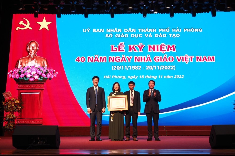 Phó Chủ tịch UBND thành phố Lê Khắc Nam trao Trao Bằng khen của Thủ tướng Chính phủ cho Trường THPT Ngô Quyền.
