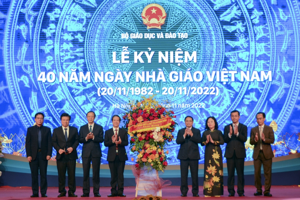 Thủ tướng Chính phủ Phạm Minh Chính tặng hoa chúc mừng ngành GD&ĐT nhân kỷ niệm 40 năm Ngày Nhà giáo Việt Nam.