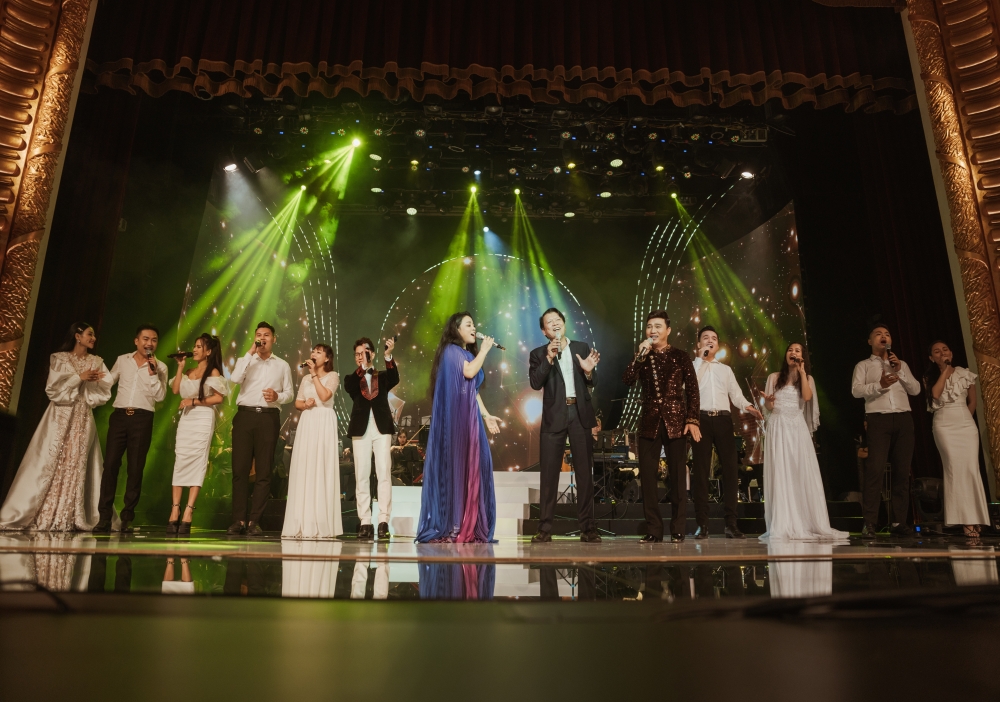 NSƯT Tố Nga bật khóc vì hạnh phúc trên sân khấu kỷ niệm 30 năm ca hát