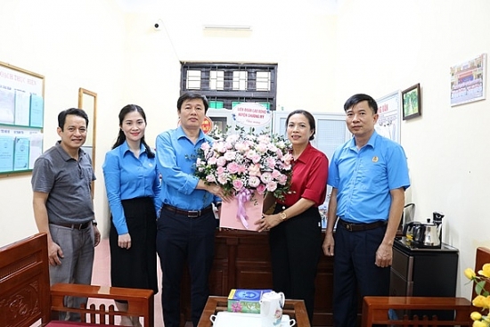 Liên đoàn Lao động huyện Chương Mỹ thăm, chúc mừng các trường nhân ngày Nhà giáo Việt Nam