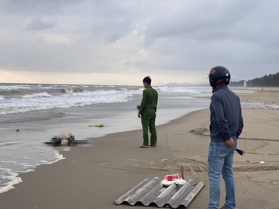 Hà Tĩnh: Phát hiện thi thể nam giới trôi dạt khu vực bờ biển Xuân Yên