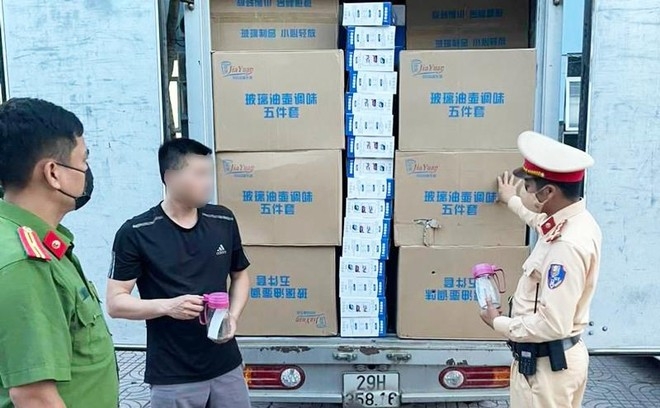 Hà Nội: Cảnh sát giao thông phát hiện số lượng hàng hóa lớn không rõ nguồn gốc