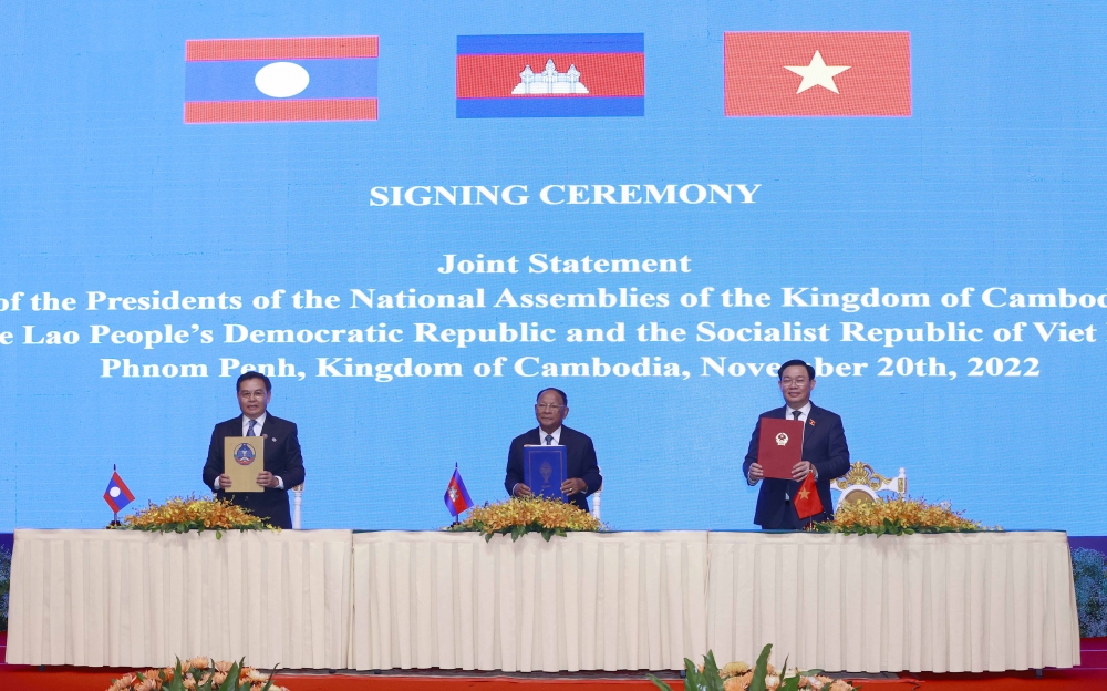 Chủ tịch Quốc hội Campuchia, Lào, Việt Nam ký Tuyên bố chung