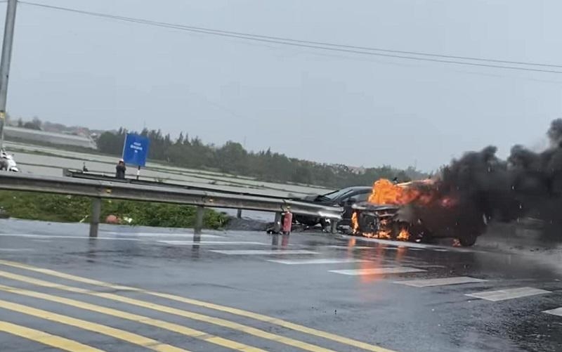 Quảng Bình: Ô tô bốc cháy dữ dội sau tai nạn giao thông