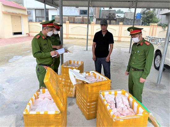 Hà Tĩnh: Phát hiện ô tô tải vận chuyển 400 kg da, mỡ lợn không rõ nguồn gốc