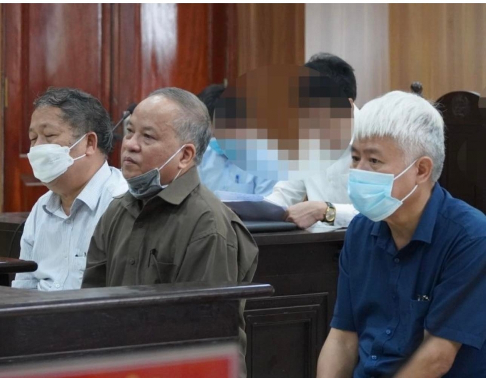 Bị cáo Lưu Vũ Lâm (giữa) và 2 thuộc cấp hầu tòa
