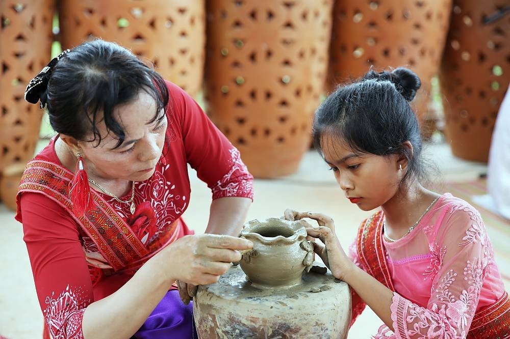 Nghệ thuật làm gốm của người Chăm được UNESCO ghi danh di sản văn hoá phi vật thể cần bảo vệ khẩn cấp