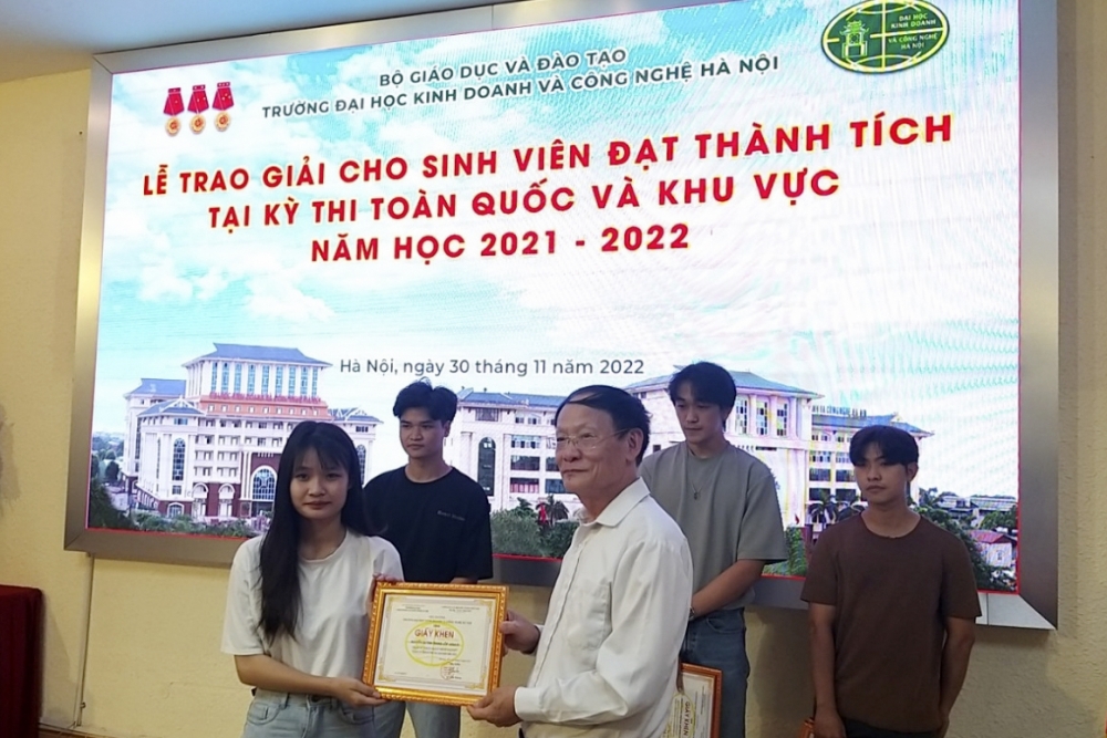 GS. TS Nguyễn Công Nghiệp, Phó Hiệu trưởng Thường trực nhà trường trao giấy khen cho các sinh viên Khoa Kiến trúc