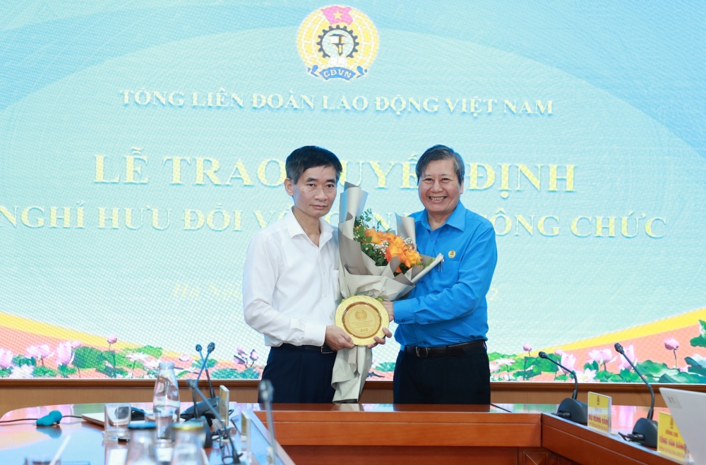 Tổng Liên đoàn Lao động Việt Nam trao quyết định nghỉ chế độ cho cán bộ, công chức