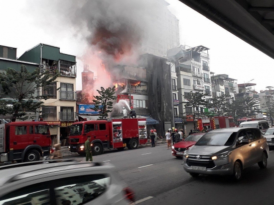 Kịp thời khống chế đám cháy trên phố Minh Khai