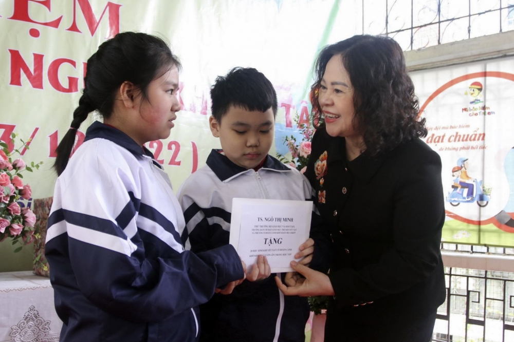 Thứ trưởng Bộ GD&ĐT Ngô Thị Minh chúc các em học sinh luôn mạnh khỏe, học tập và rèn luyện tốt. (Ảnh: L.C)