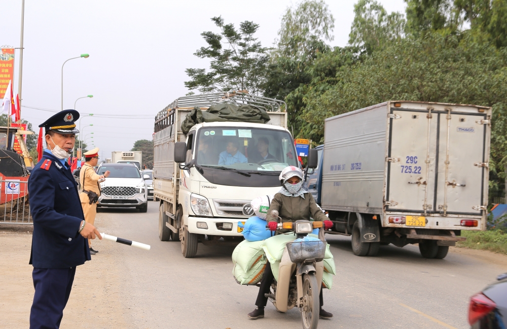 Lực lượng chức năng phân luồng, đảm bảo trật tự an toàn giao thông.