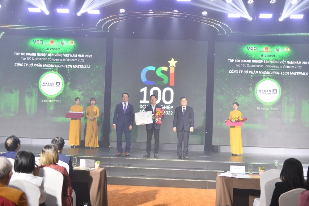 Đại diện Masan High-Tech Materials nhận giải thưởng Top 100 Doanh nghiệp bền vững VN 2022