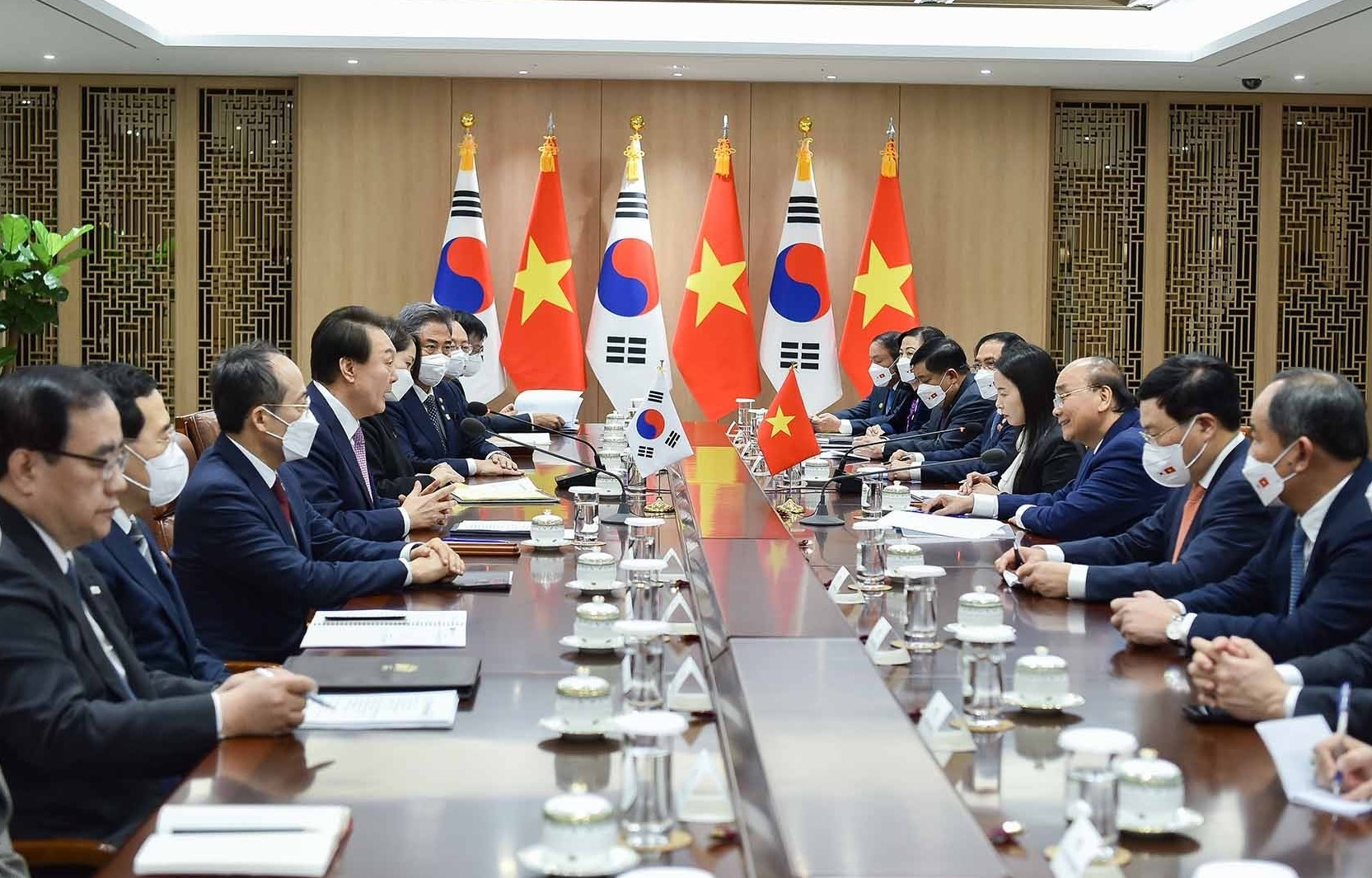 Chủ tịch nước Nguyễn Xuân Phúc hội đàm với Tổng thống Hàn Quốc Yoon Seok Yeol