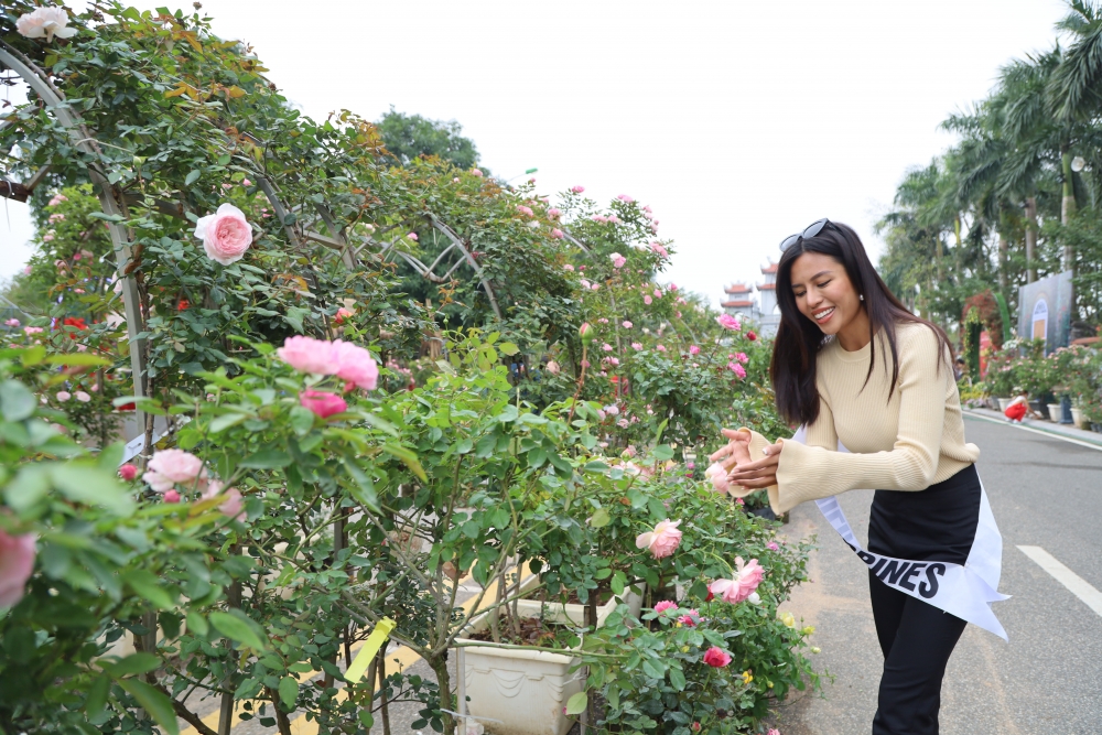 Thí sinh Hoa hậu Du lịch thế giới thích thú check in trước thềm Lễ hội hoa Mê Linh
