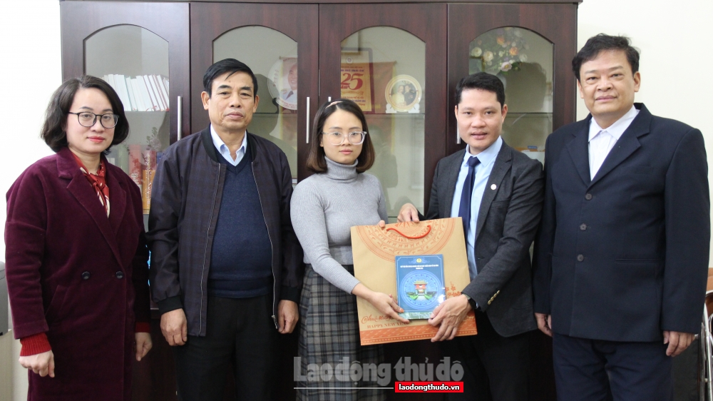 Quỹ Trợ vốn trao quà cho đoàn viên khó khăn tại quận Long Biên và Hoàng Mai