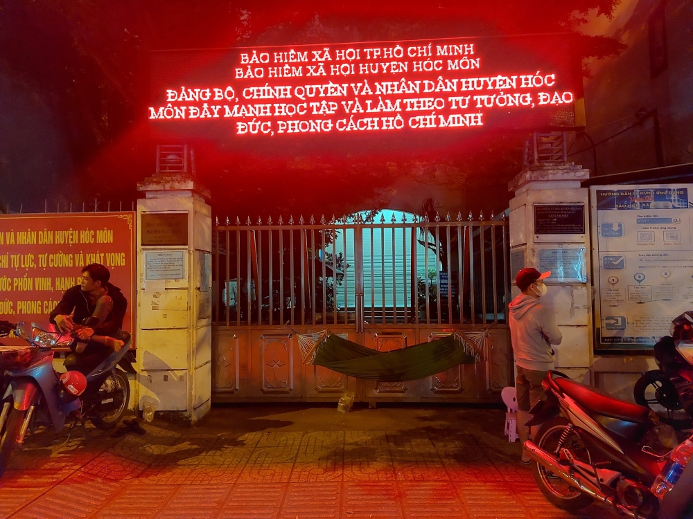 Xuyên đêm theo chân những người rút hồ sơ hưởng BHXH một lần ở TP. Hồ Chí Minh