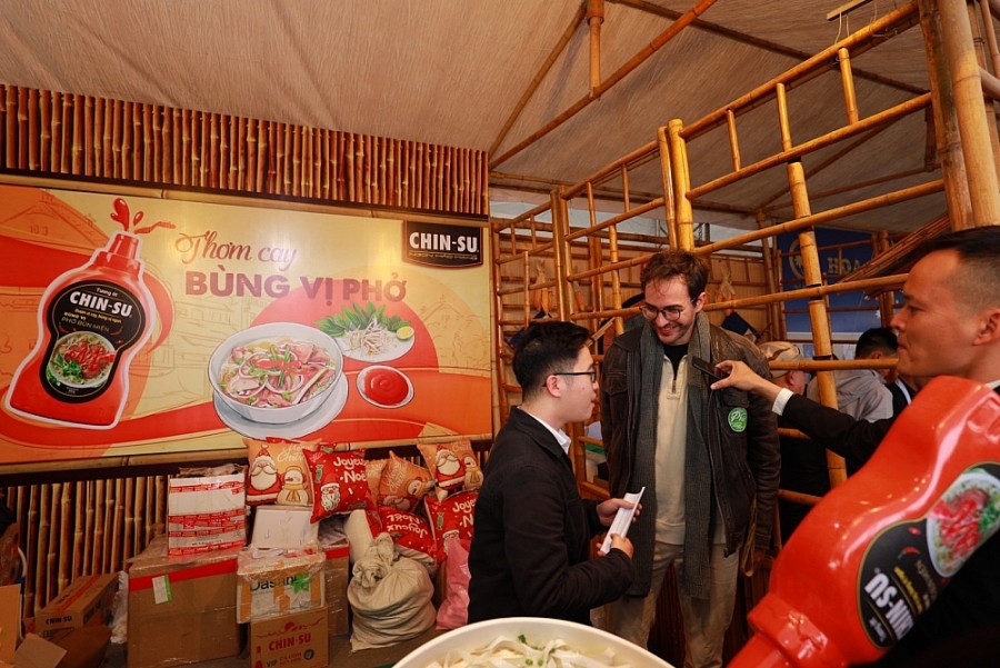 Thực khách nước ngoài thăm gian hàng Tương ớt phở CHIN-SU
